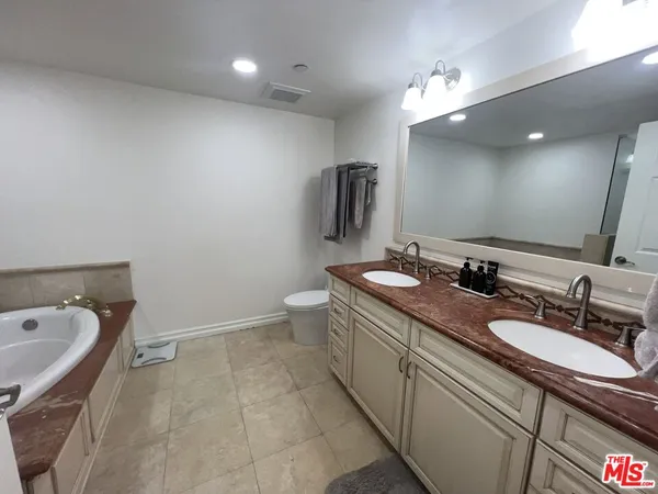 $5,995 | 1000 Granville Avenue, Unit 105, Los Angeles, CA 90049