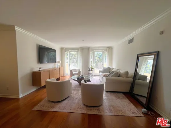 $5,995 | 1000 Granville Avenue, Unit 105, Los Angeles, CA 90049