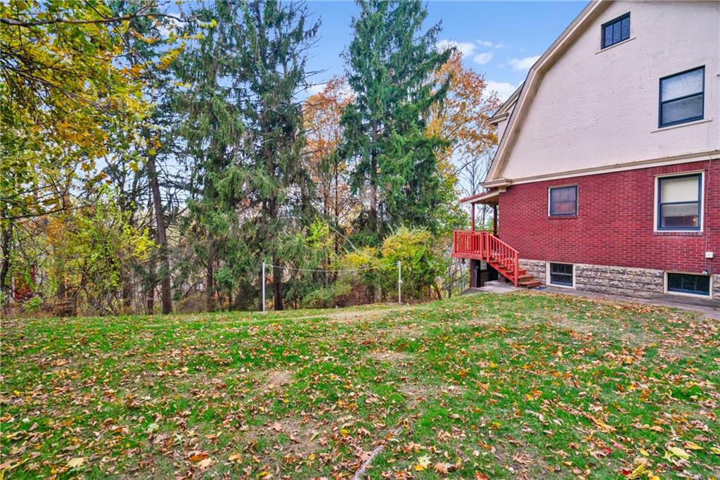 155 Hinkel Road Pittsburgh, PA 15229 - Photo 32 of 40 Large side yard