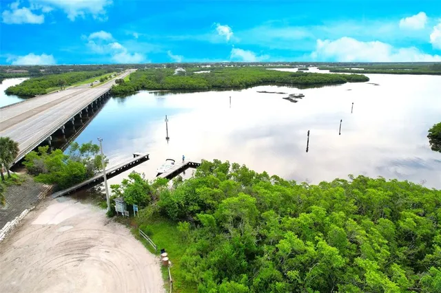 a view of entryway with a front door