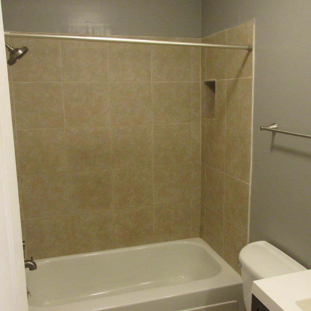 1525 Andrews Road Northwest Roanoke, VA 24017 - Photo 10 of 14 a bathroom with a bathtub and a toilet
