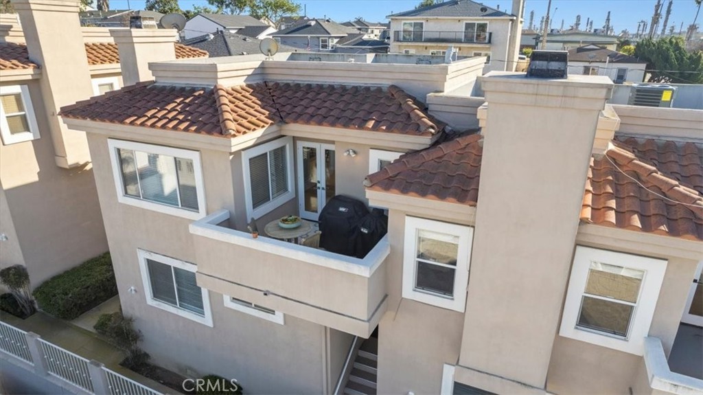 314 Penn Street, Unit 2 El Segundo, CA 90245 - Photo 19 of 23 a view of a white building with many windows
