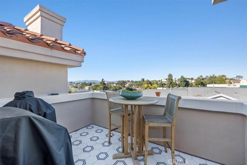 314 Penn Street, Unit 2 El Segundo, CA 90245 - Photo 5 of 23 a view of balcony with outdoor seating and city view