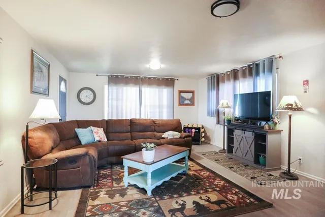 $304,999 | 4977 Highway 201, Ontario, OR 97914