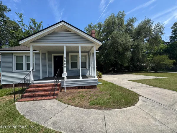 a view of a house with backyard porch and garden