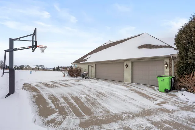 $800,000 | 8042 Cavendish Road, Neenah, WI 54956