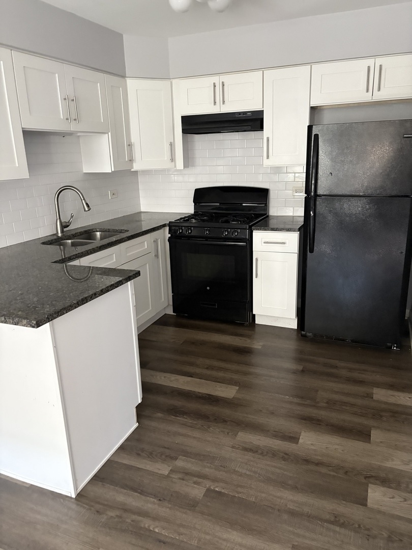 4521 Maple Avenue, Unit 2S Brookfield, IL 60513 - Photo 4 of 8 a kitchen with a sink stove and refrigerator