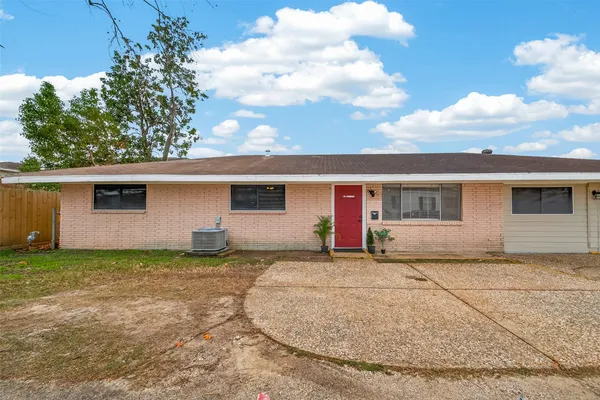 $1,390 | 10 Ferguson Street, Baytown, TX 77520