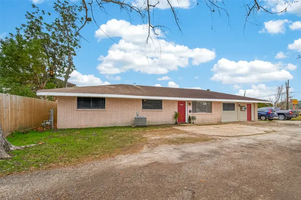 $1,390 | 10 Ferguson Street, Baytown, TX 77520