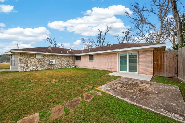 $1,390 | 10 Ferguson Street, Baytown, TX 77520