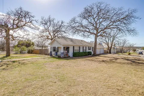 $249,900 | 1215 North Elm Street, Weatherford, TX 76086