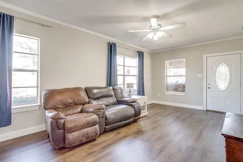 $249,900 | 1215 North Elm Street, Weatherford, TX 76086