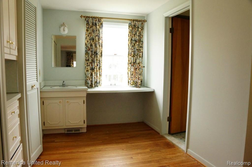29700 Fox Grove Road Farmington Hills, MI 48334 - Photo 21 of 48