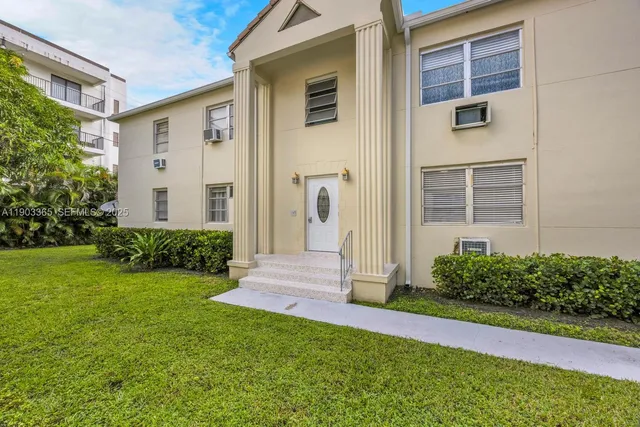 $2,200 | 23 Phoenetia Avenue, Unit 1, Coral Gables, FL 33134