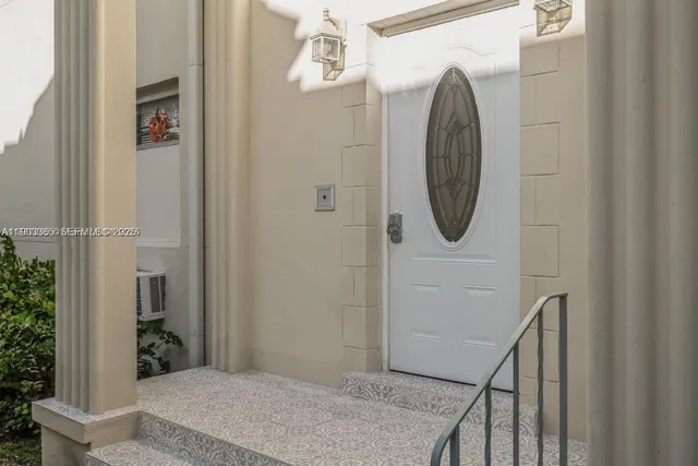 $2,200 | 23 Phoenetia Avenue, Unit 1, Coral Gables, FL 33134