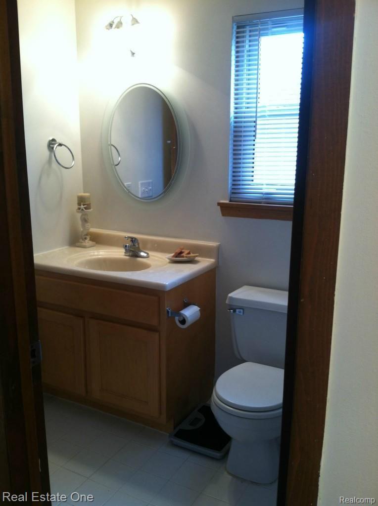2261 Flanders Drive Rochester, MI 48307 - Photo 28 of 49 Upstairs full bath