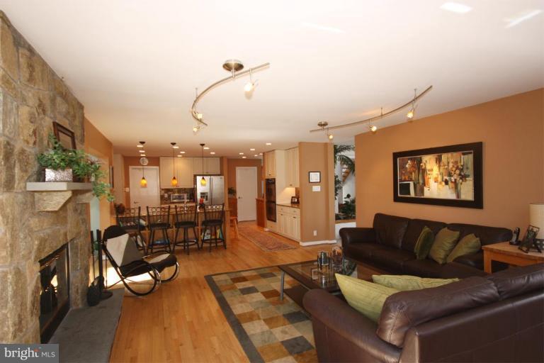 732 Springvale Road Great Falls, VA 22066 - Photo 2 of 30 Kitchen/Dining Room