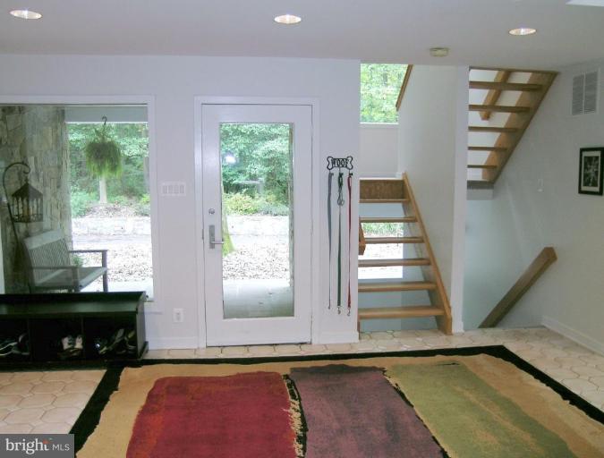 732 Springvale Road Great Falls, VA 22066 - Photo 5 of 30 Entrance / Foyer