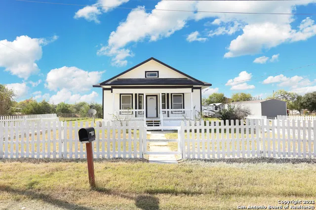 $1,525 | 804 Cantrell Avenue, Jourdanton, TX 78026