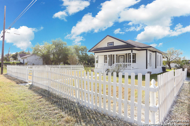 804 Cantrell Avenue Jourdanton, TX 78026 - Photo 2 of 17