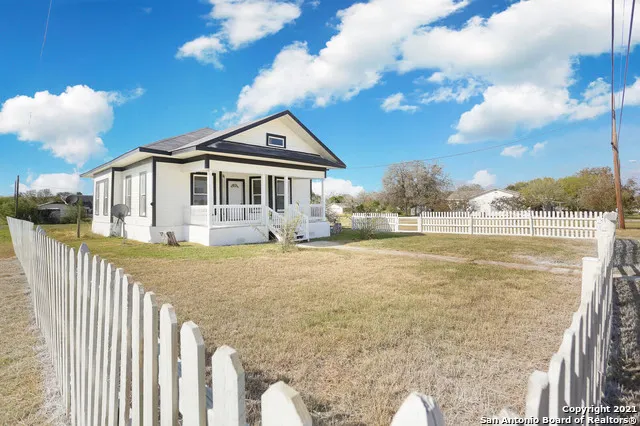 $1,525 | 804 Cantrell Avenue, Jourdanton, TX 78026