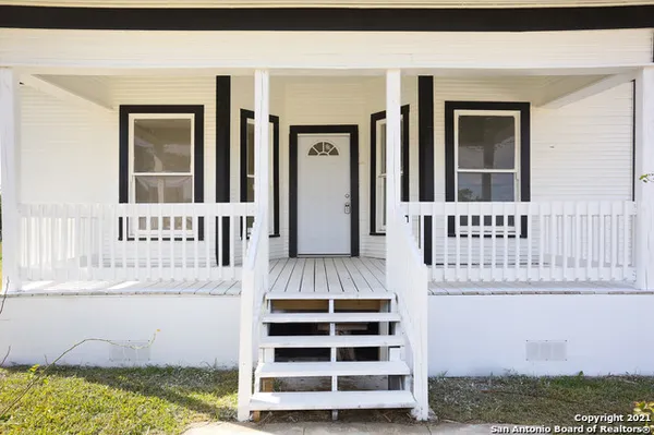 $1,450 | 804 Cantrell Avenue, Jourdanton, TX 78026