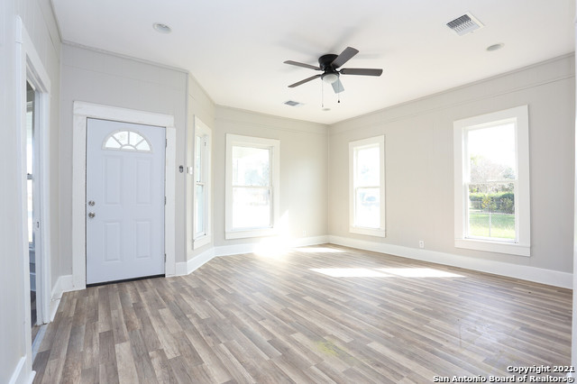 804 Cantrell Avenue Jourdanton, TX 78026 - Photo 5 of 17