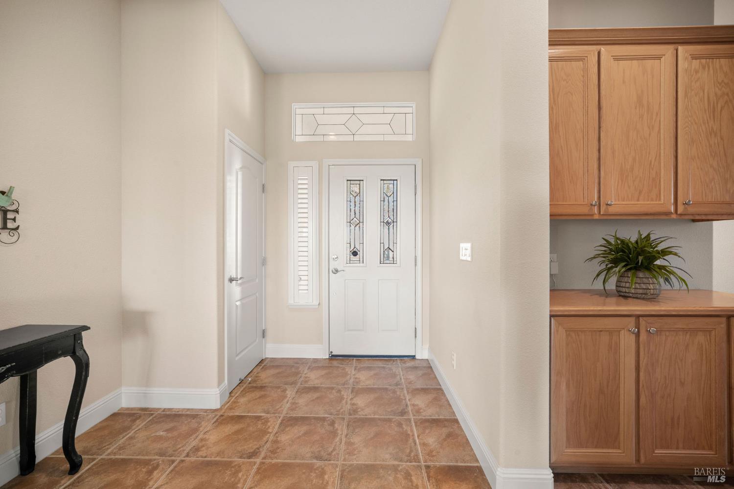 210 Magnolia Drive Rio Vista, CA 94571 - Photo 3 of 69 inside entry