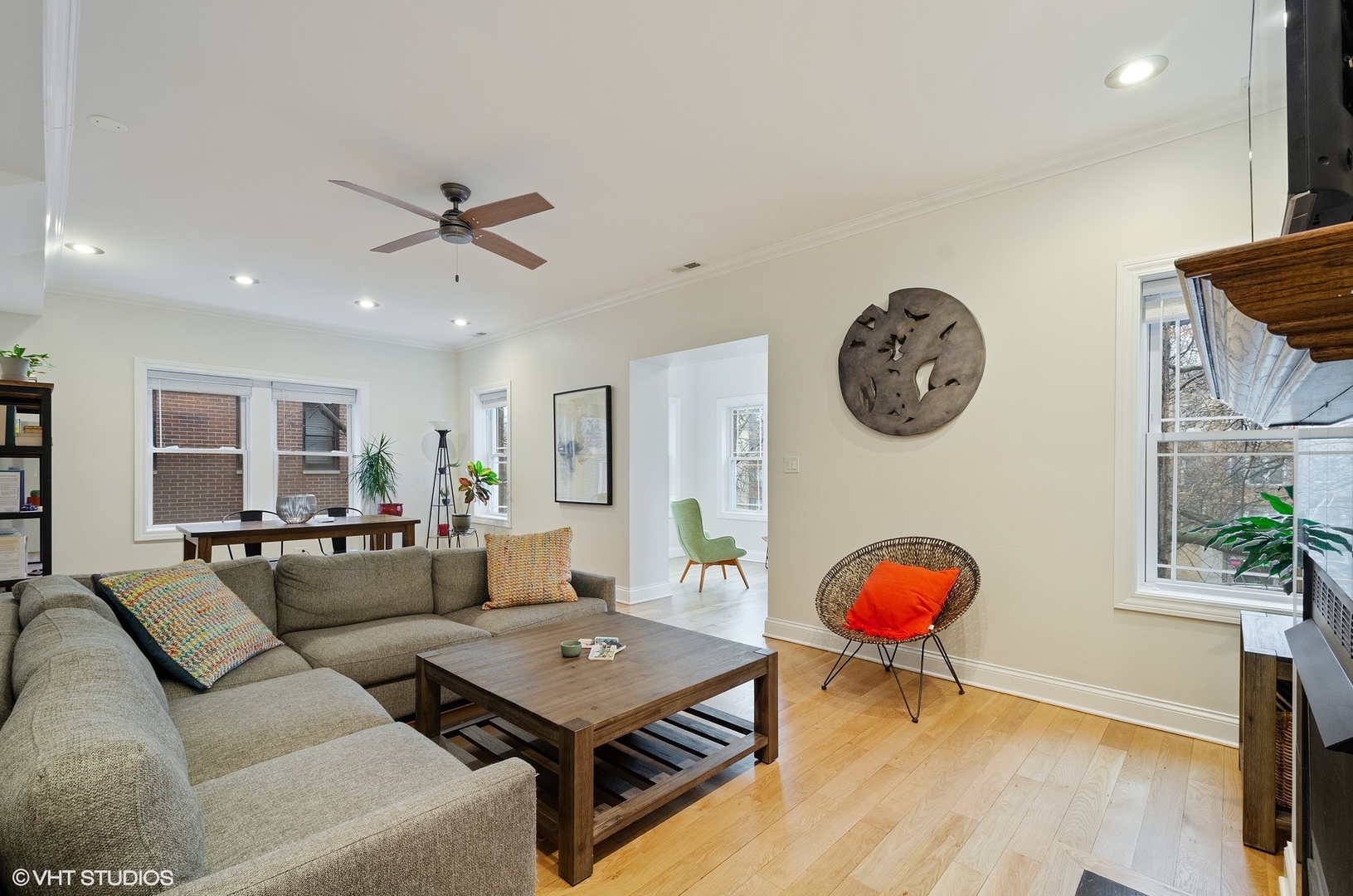 6967 North Sheridan Road, Unit 2 Chicago, IL 60626 - Photo 3 of 26 Gallery Image 3