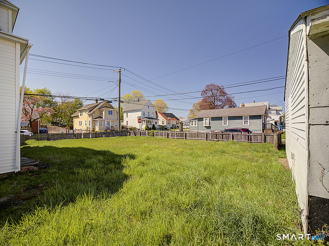 37 Dix Street Hamden, CT 06514 - Photo 6 of 10 SIDE YARD!