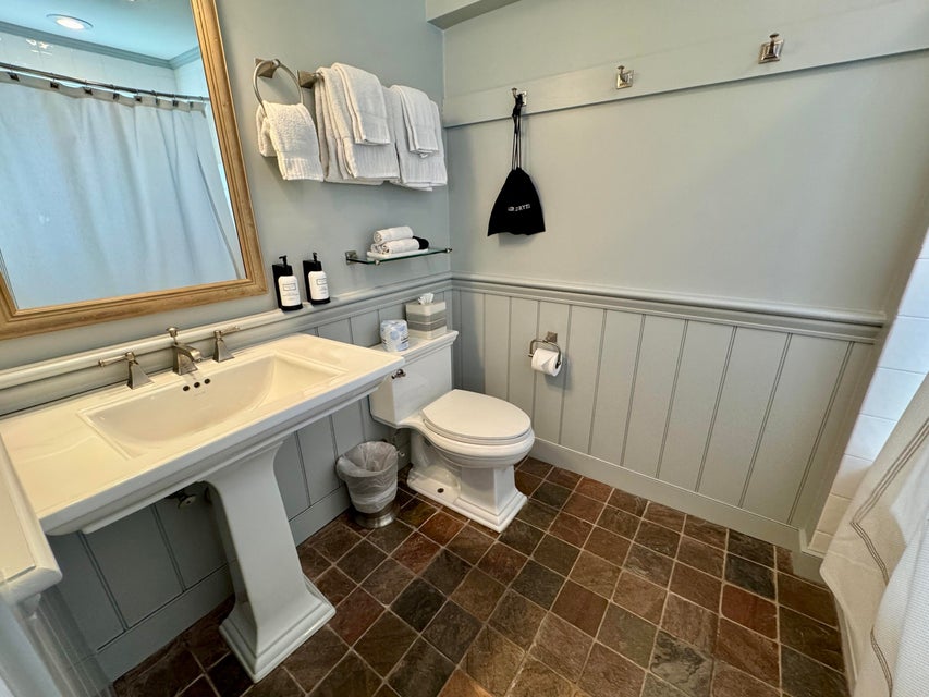 38 North Water Street, Unit R2 Edgartown, MA 02539 - Photo 22 of 38 En-suite tile bath with coastal inspired detail and spa tub