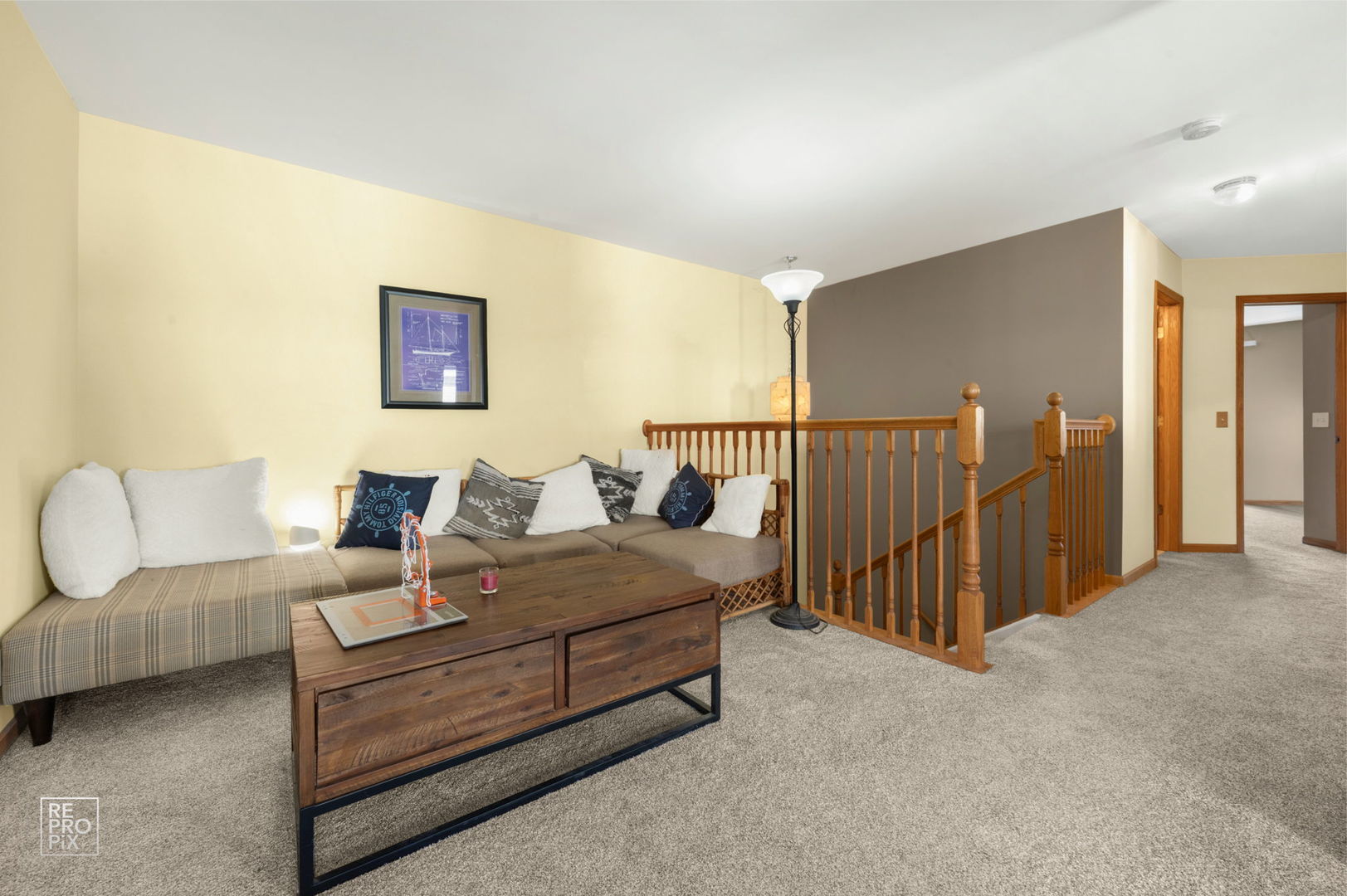 29 Bay Drive Itasca, IL 60143 - Photo 16 of 28 a living room with furniture