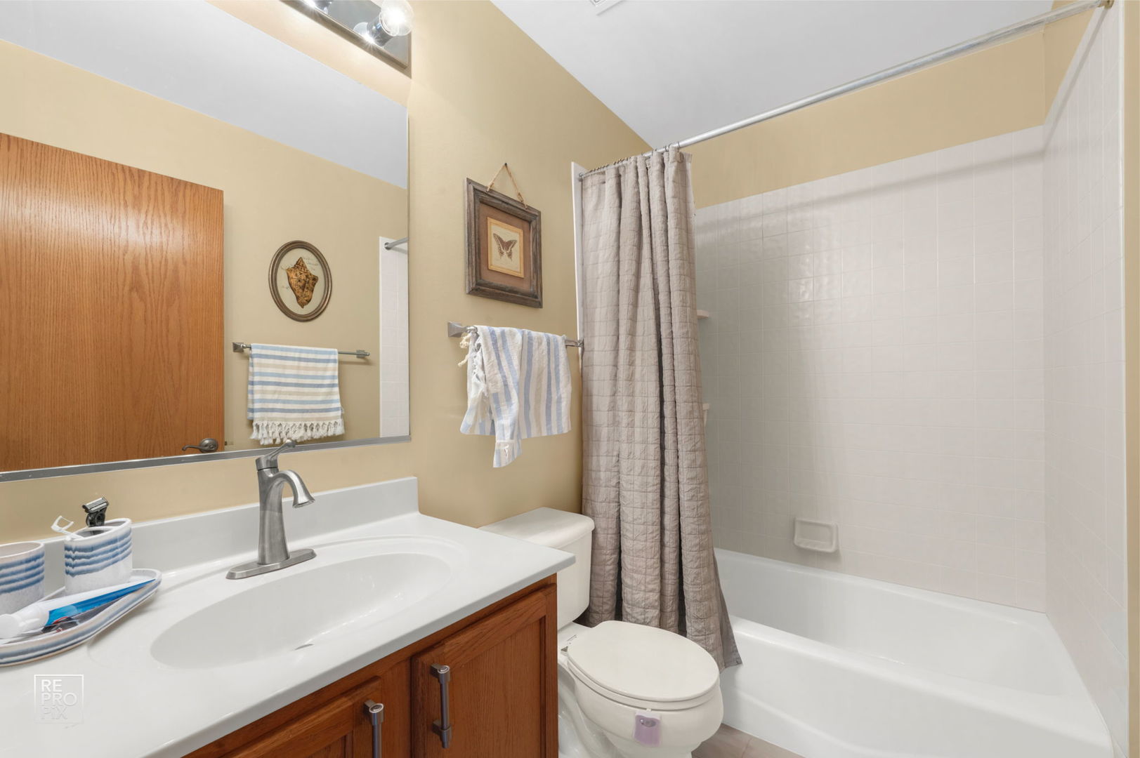 29 Bay Drive Itasca, IL 60143 - Photo 23 of 28 a bathroom with a sink a toilet and a bathtub