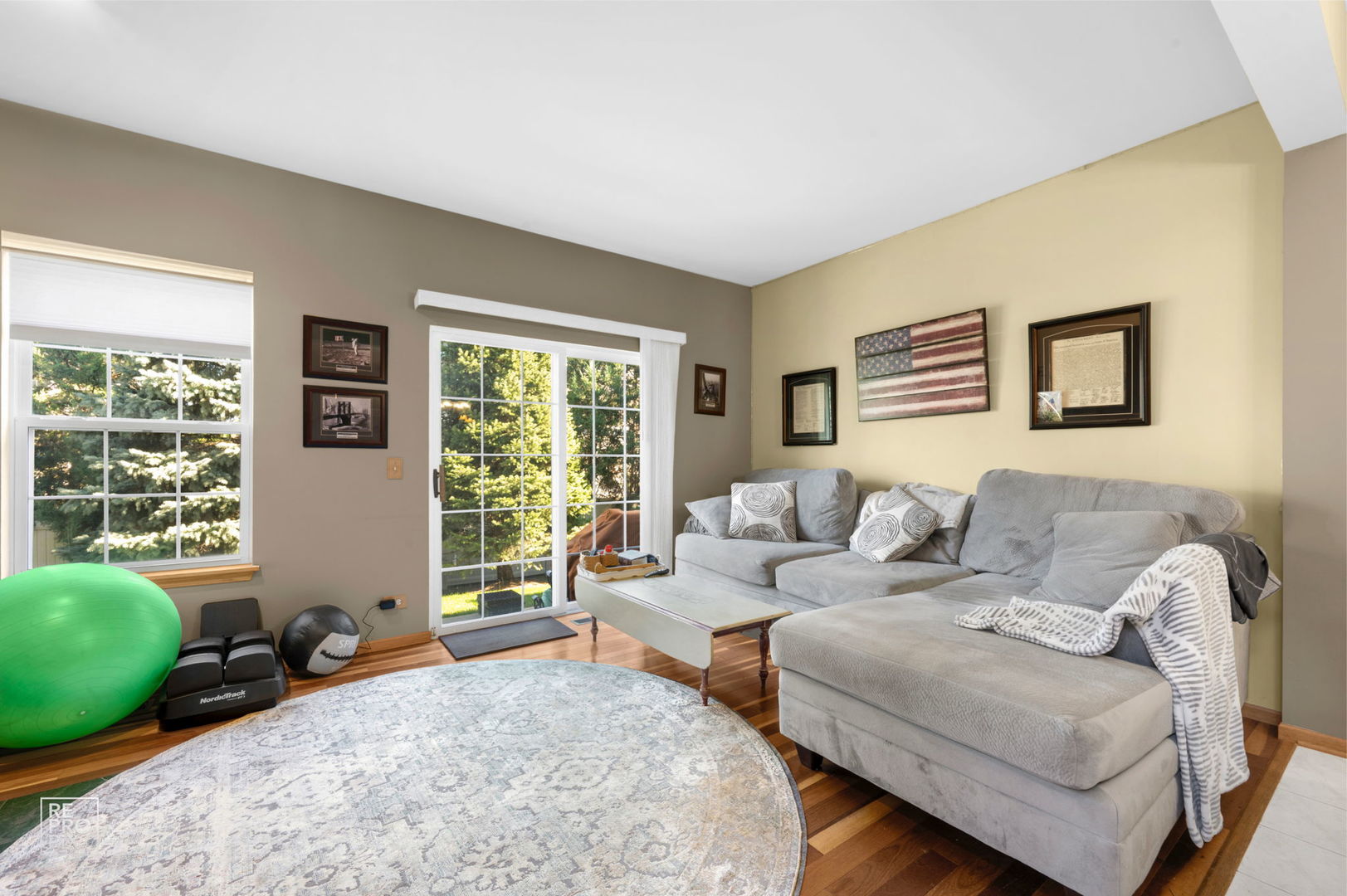 29 Bay Drive Itasca, IL 60143 - Photo 7 of 28 a living room with furniture and windows