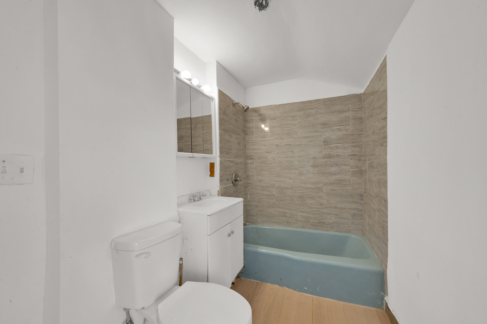 11548 South State Street Chicago, IL 60628 - Photo 9 of 22 a bathroom with a toilet and a bathtub