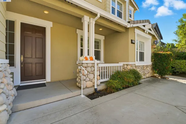 a view of entryway and livingroom with furniture