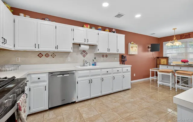 $650,000 | 21 Indian Trace, Kings Park, NY 11754