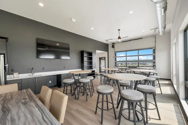 $629,900 | 433 Aldon Circle, Unit 303, Ashwaubenon, WI 54304