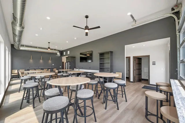 $629,900 | 433 Aldon Circle, Unit 303, Ashwaubenon, WI 54304