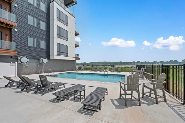 $629,900 | 433 Aldon Circle, Unit 303, Ashwaubenon, WI 54304