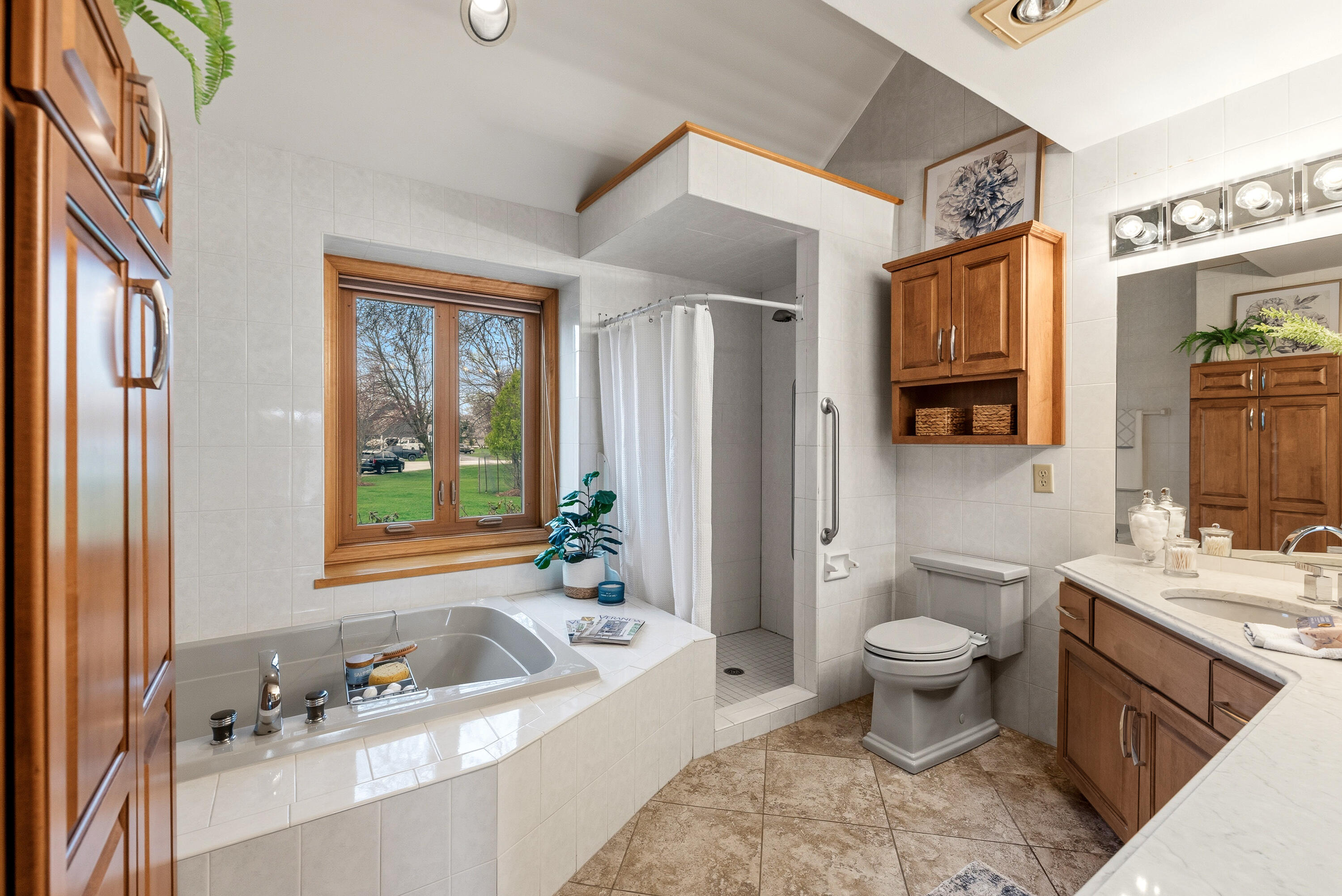 702 West Haddonstone Place Mequon, WI 53092 - Photo 31 of 49 Primary Bath