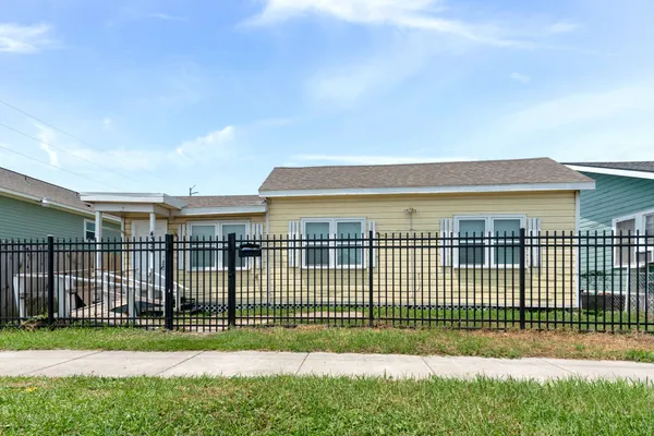 $1,475 | 4324 Avenue H, Galveston, TX 77550