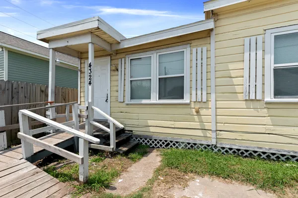 $1,475 | 4324 Avenue H, Galveston, TX 77550
