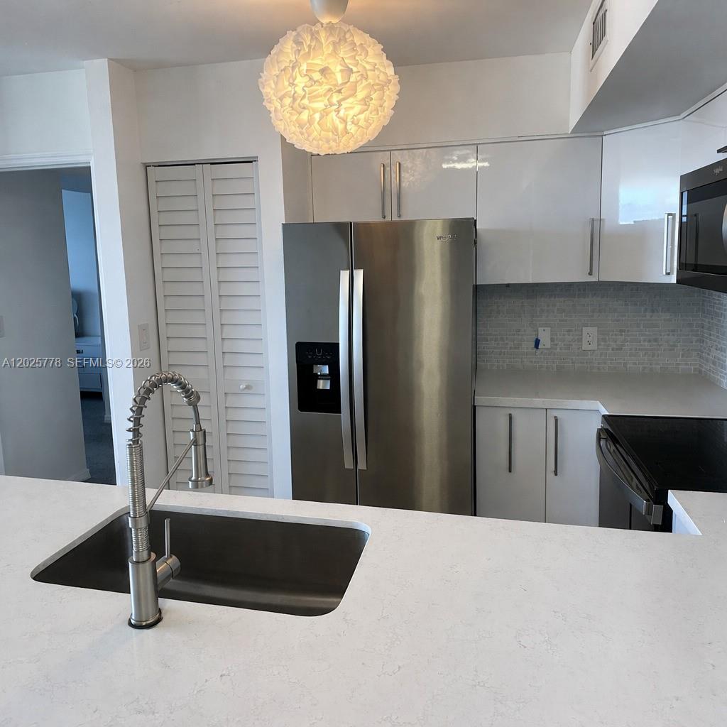 90 Alton Road, Unit 1009 Miami Beach, FL 33139 - Photo 6 of 20