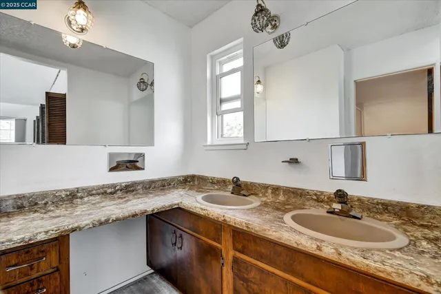 $895,000 | 1069 16th Street, Oakland, CA 94607