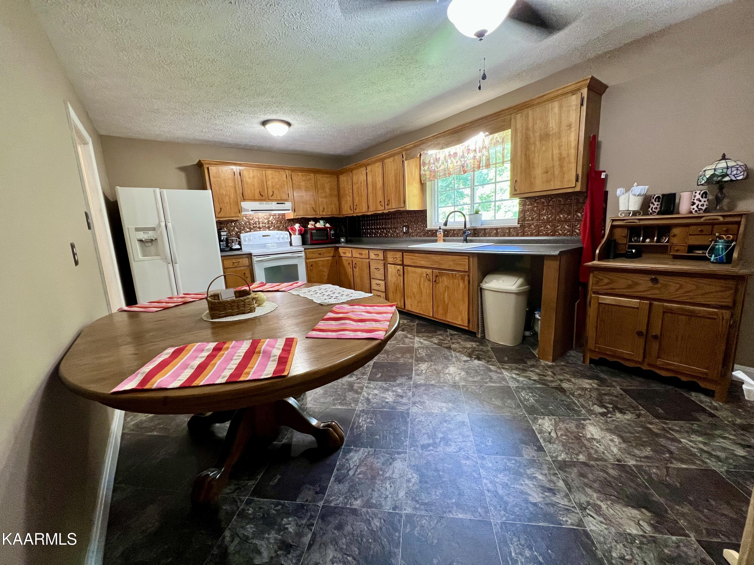 800 Greenbriar Road Talbott, TN 37877 - Photo 8 of 29 AA335941-3F17-4493-A62B-CC2851D78A78_1_2