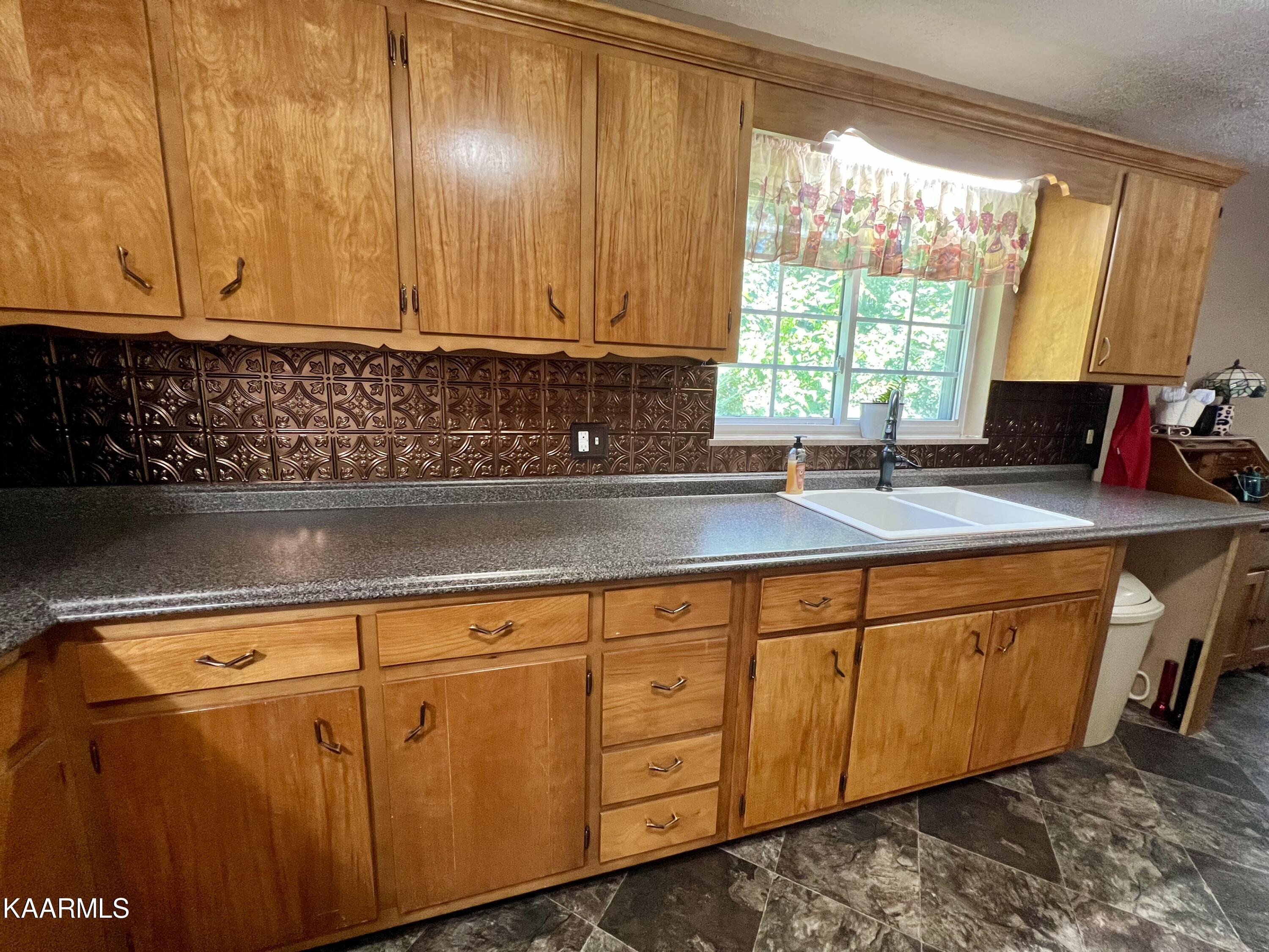 800 Greenbriar Road Talbott, TN 37877 - Photo 10 of 29 250931FB-B0F5-469C-9A21-D4CA69A246A7_1_2