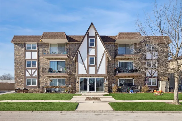 $165,000 | 11036 Kilpatrick Avenue, Unit 3NE, Oak Lawn, IL 60453
