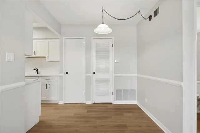 $165,000 | 11036 Kilpatrick Avenue, Unit 3NE, Oak Lawn, IL 60453