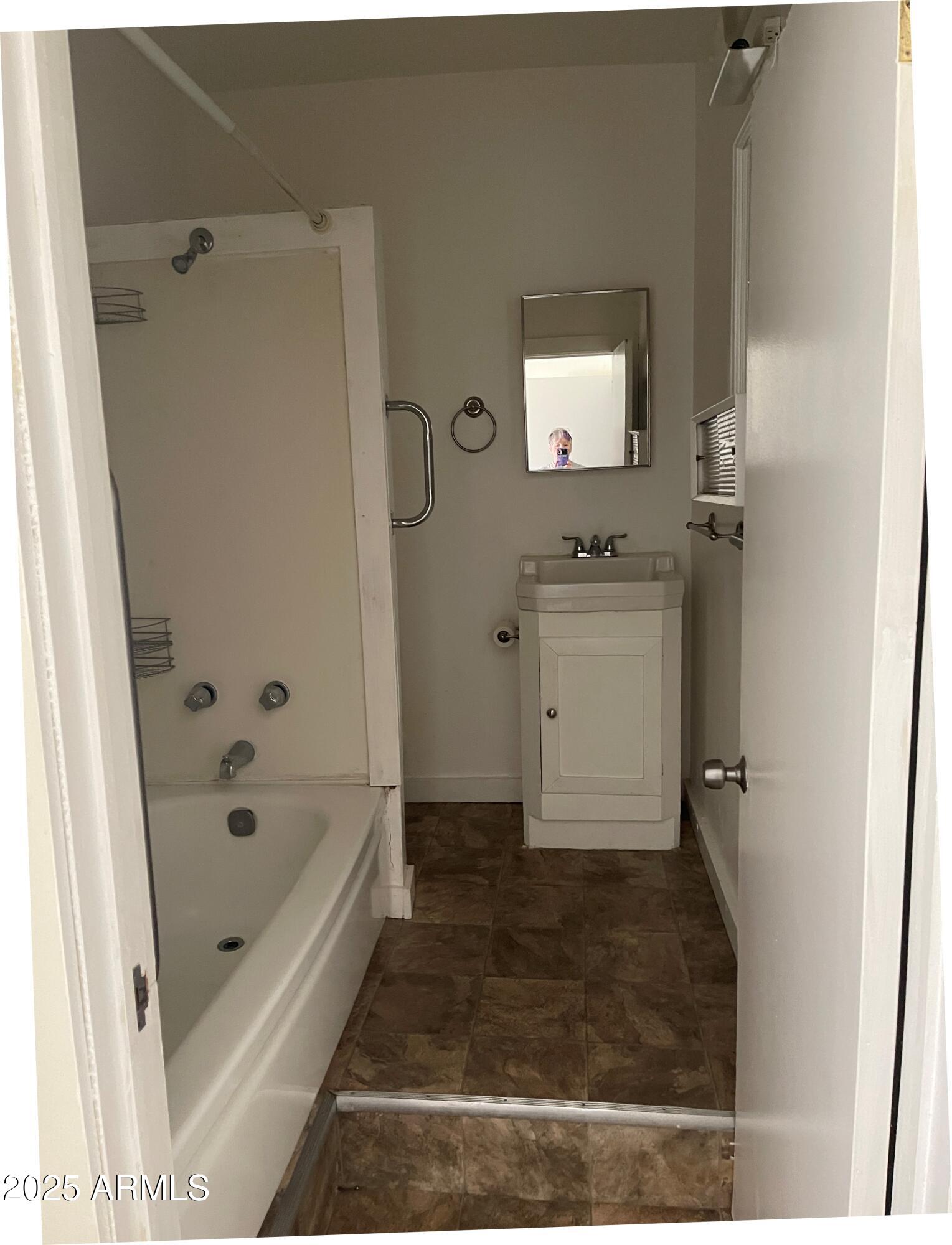 102 Opera Drive, Unit B Bisbee, AZ 85603 - Photo 3 of 8 Bathroom, toilet behind tub